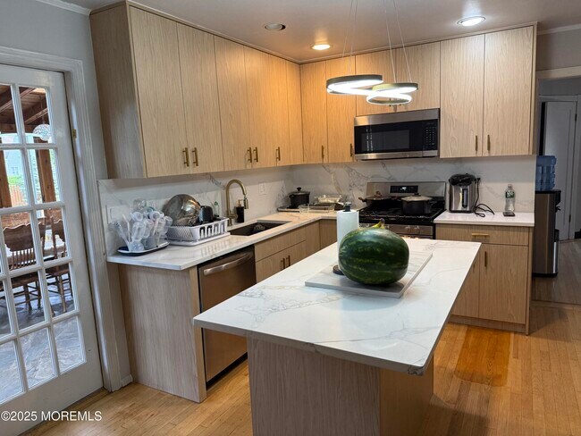 Foto del edificio - 241 Cliftwood Rd