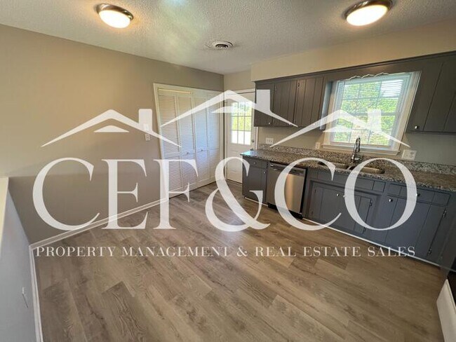 Foto del edificio - Conveniently located 2 bedroom 1 bathroom duplex now available!