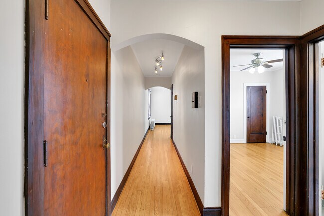 Foto del edificio - 5544 W Leland Ave