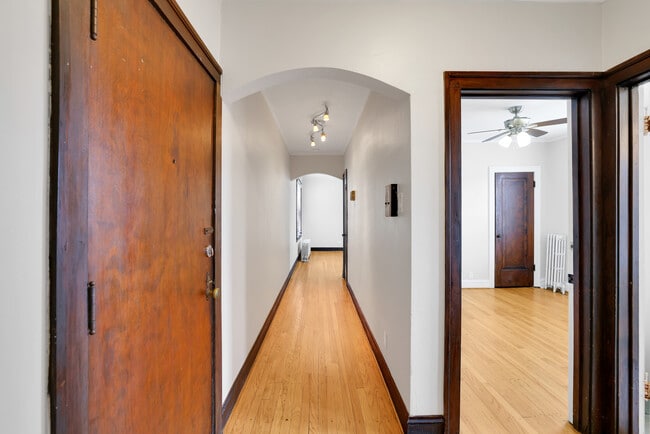 Building Photo - 5544 W Leland Ave