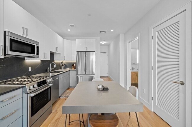 Foto del edificio - 420 W Broadway