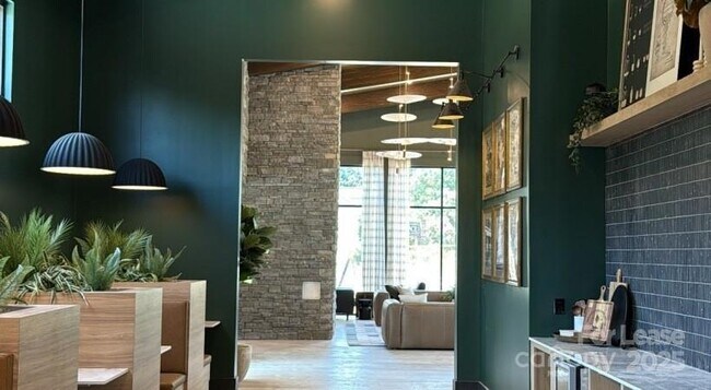 Foto del edificio - 9414 Mallard Creek Rd