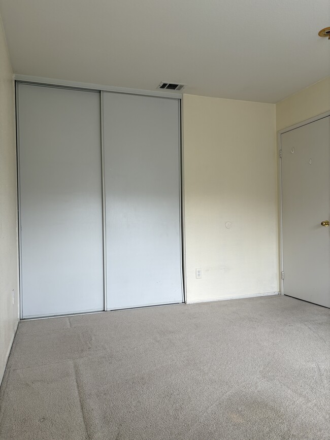 Building Photo - 16466 Denhaven Ct