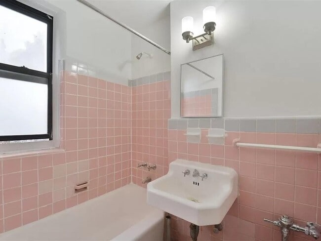 Foto del edificio - 2420 Morris Ave