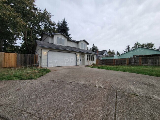 Foto del edificio - *1ST MONTH'S RENT FREE PROMO* SE Portland Home on A Cul-De-Sac with Garage, Yard, Fireplace and M...