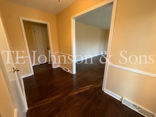 Foto del edificio - Spacious 4BR Home with Finished Basement, Screened Porch & Garage in Winston-Salem