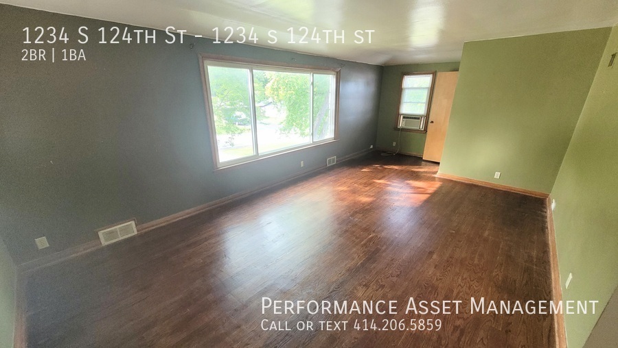 Foto principal - Charming 2-Bedroom Duplex in West Allis