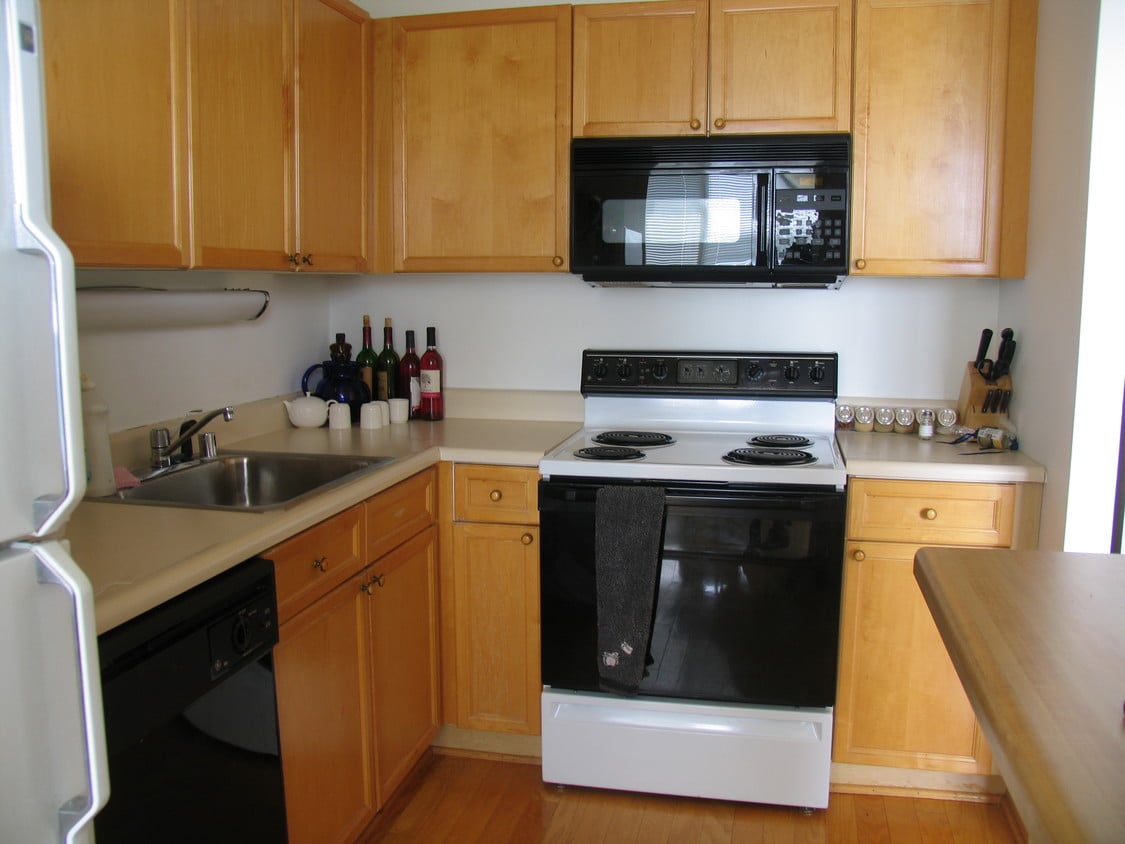Kitchen - 1700 E 56th St