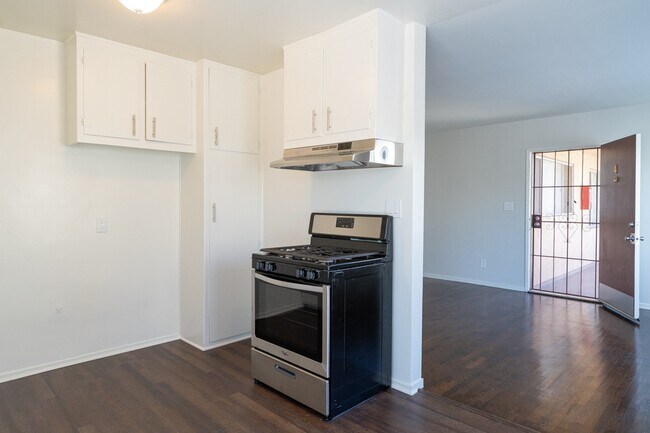 Foto del edificio - 7111 Whitsett Ave