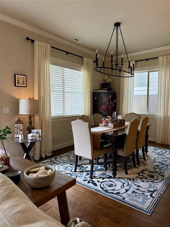 Foto del edificio - Spacious 4 BD Home with Private Backyard &...