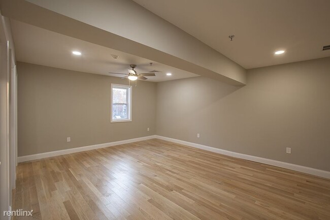 Building Photo - 3 br, 2 bath Triplex - 2 Prospect Hill Str...