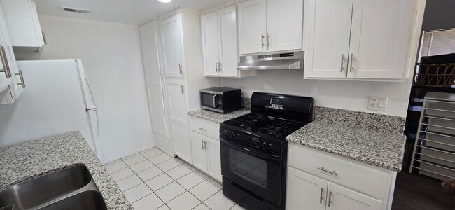 Foto del edificio - Sneak Peak Preview! Schedule a Showing Ahe...