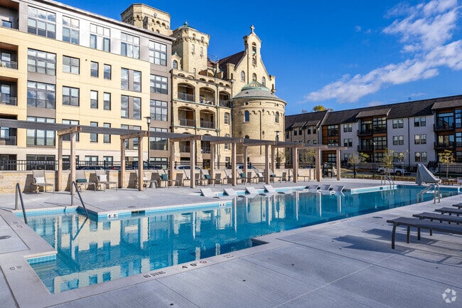 Piscina - Caroline Heights Apartments