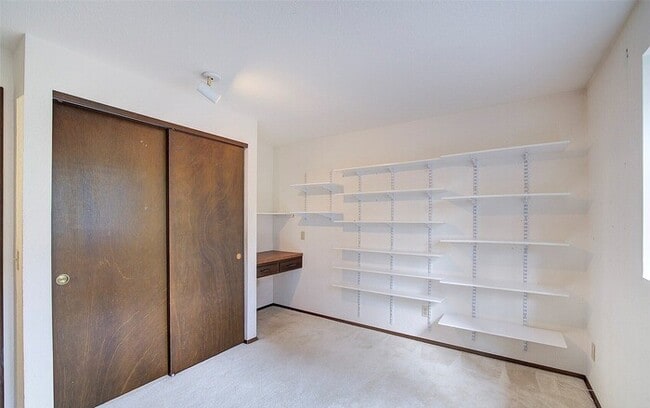 Foto del edificio - Private Tri-Level Home with New Deck & 3-Car Garage