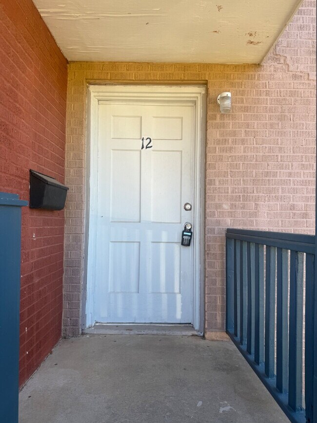 Foto del edificio - 2-Bedroom Townhome with Wood Floors