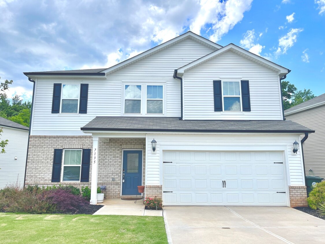 Primary Photo - Stunning 4 Bedroom Home with 2 Car Garage,...