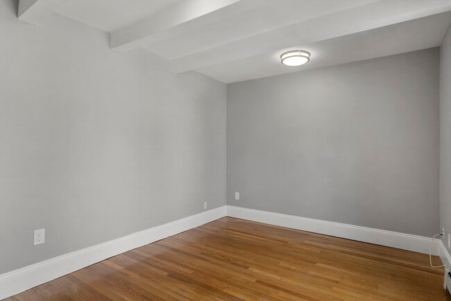 Building Photo - 495 E 7th St