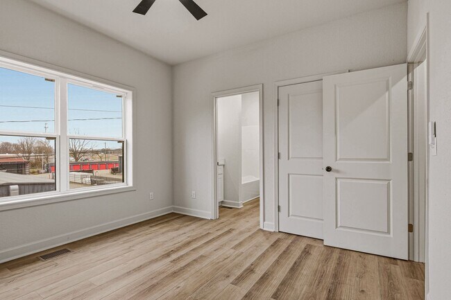 Foto del edificio - 325 Houghton St