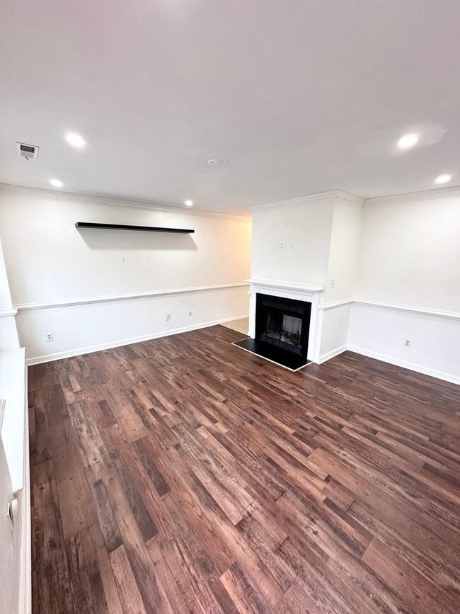 Building Photo - Updated 3BR / 1.5BA Townhome-Move in Ready!