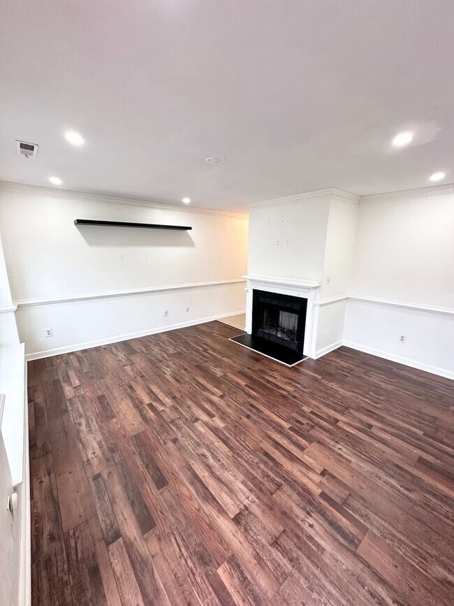 Foto del edificio - Updated 3BR / 1.5BA Townhome-Move in Ready!