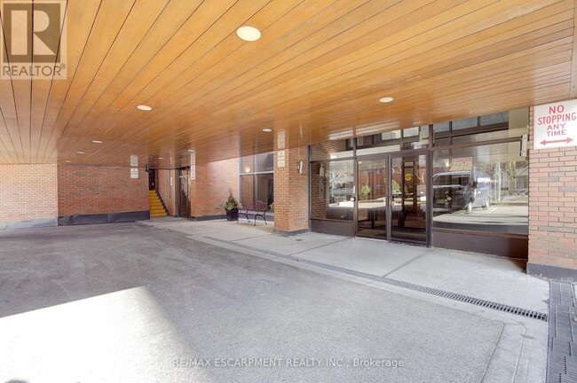 Photo du bâtiment - 222-1222 Jackson St W
