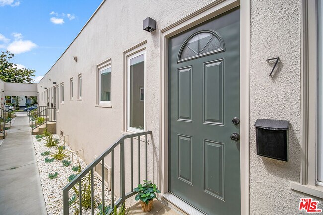 Building Photo - 1217 9th St