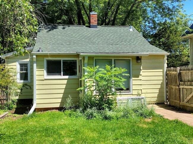 Building Photo - 1837 Sheridan St