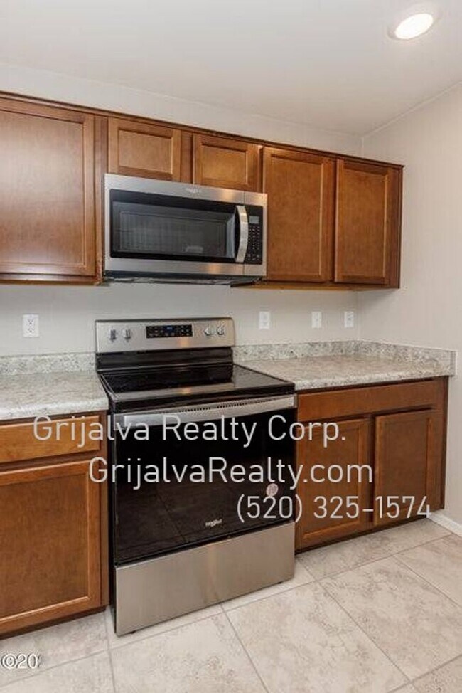 Building Photo - Lovely 3 Bedroom, 2 Bath Home with Den in Southeast Tucson (Irvington/Camino Seco)