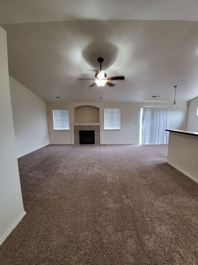 Building Photo - Pet Friendly 3bed : 2bath home w/ Garage
