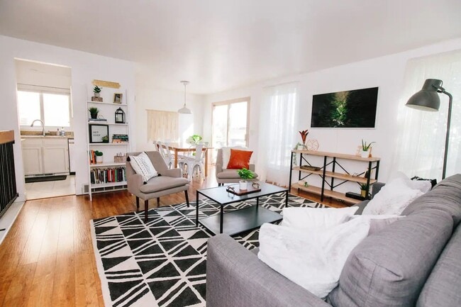 Foto del edificio - Charming 5-Bedroom Home in Club Crest