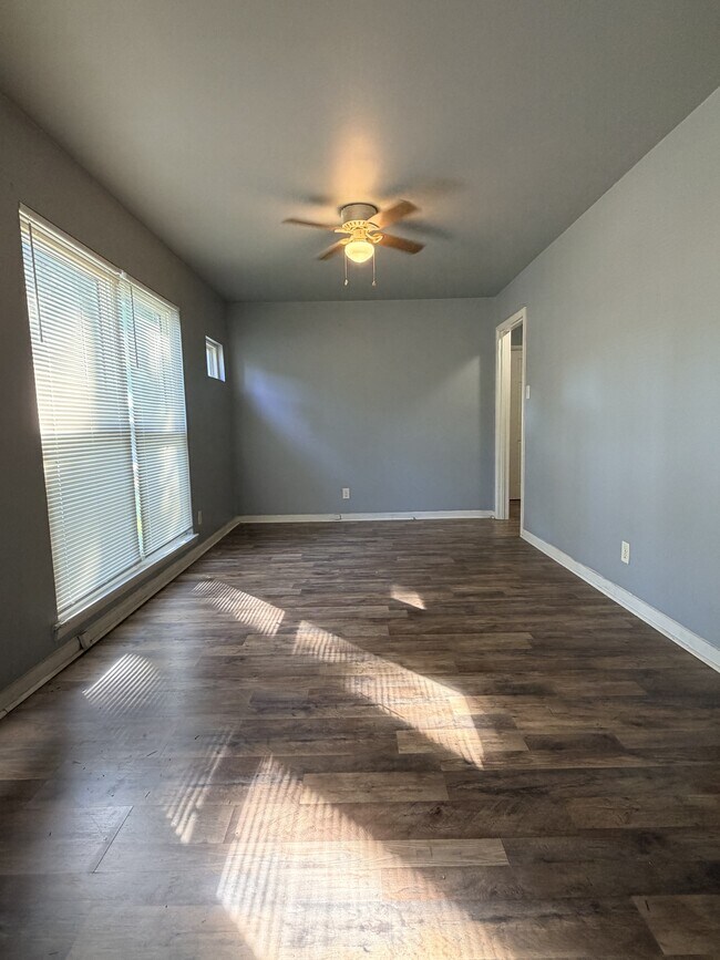 Building Photo - 213 Meadow Park Dr