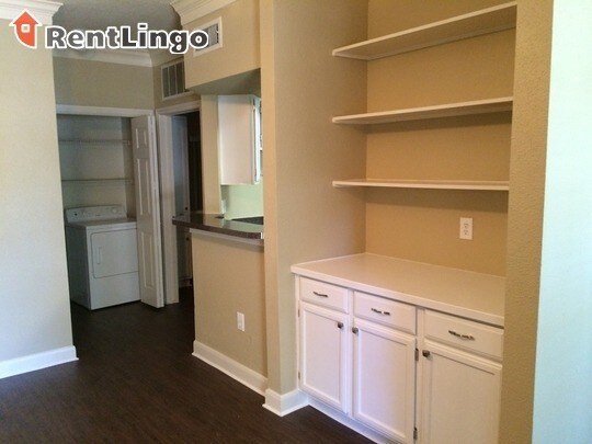 Building Photo - 7900 Locke Ln