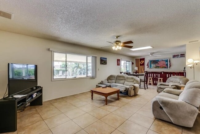 Foto del edificio - 5-Bed 3.5 Bath Tempe Home with Private Pool & Prime ASU Proximity