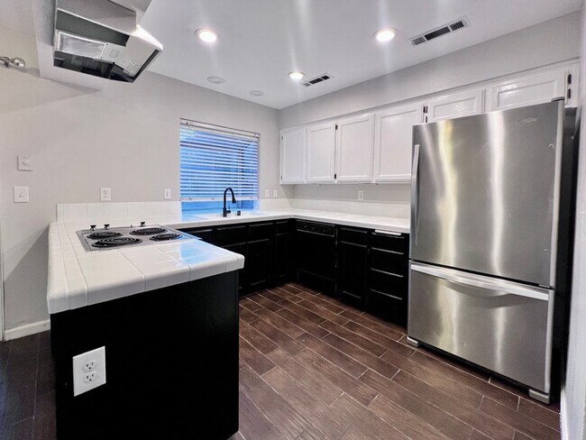 Foto del edificio - $2,250 Champlain Dr. & Fort Washington, 3 ...