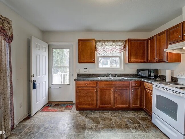 Building Photo - 2 Bed, 1 Bath - Home