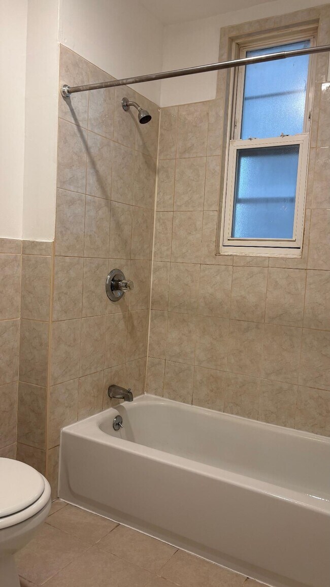 Foto del edificio - 339 Danforth Ave