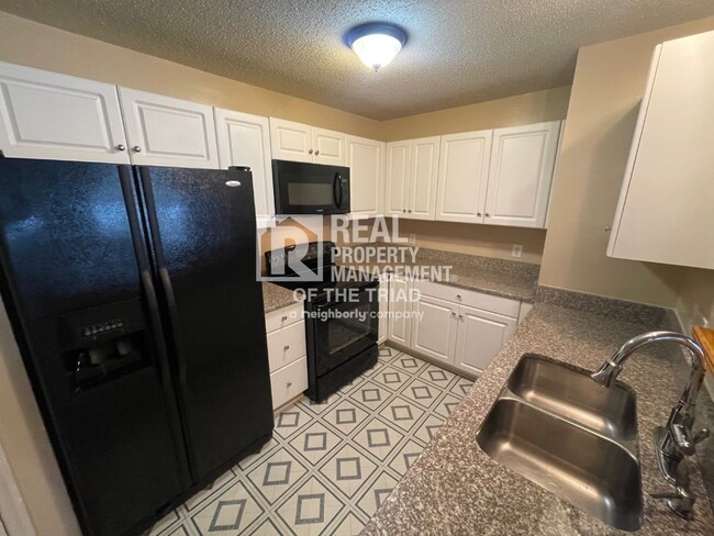 Building Photo - 2 Bedroom, 2 Bath Condo in Greensboro