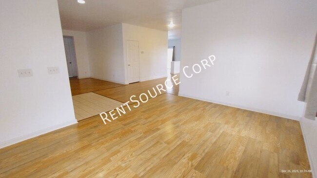 Building Photo - 5 Bedroom, 2.5 Bathroom two story home for...