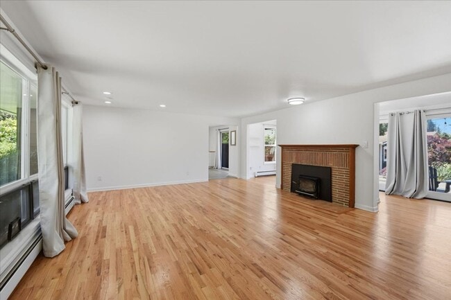 Building Photo - 3bd/1.75ba Shoreline Home