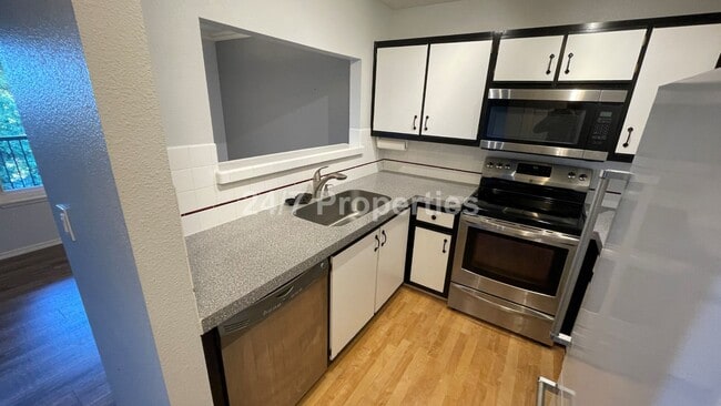 Foto del edificio - Lovely 2 BD | 2 BA Condo with Balcony - We...