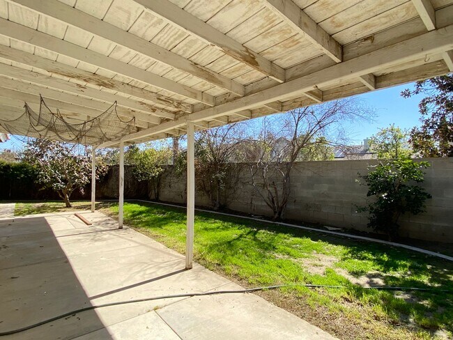 Foto del edificio - Make yourself at home in this delightful Bakersfield Single-family home, with 3 bedrooms + studio...