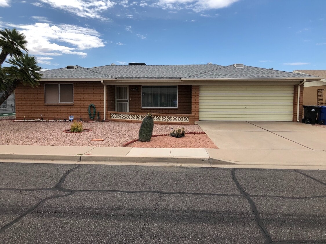 Primary Photo - 2 Bed 2 Bath Home in Sunland Village- Loca...