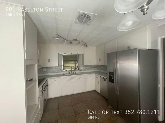 Building Photo - Corner Lot, 3/2 with Enclosed Rear Porch &...