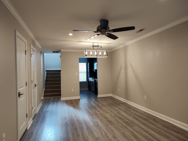 Building Photo - Move-in ready condo in Located in Fourth W...
