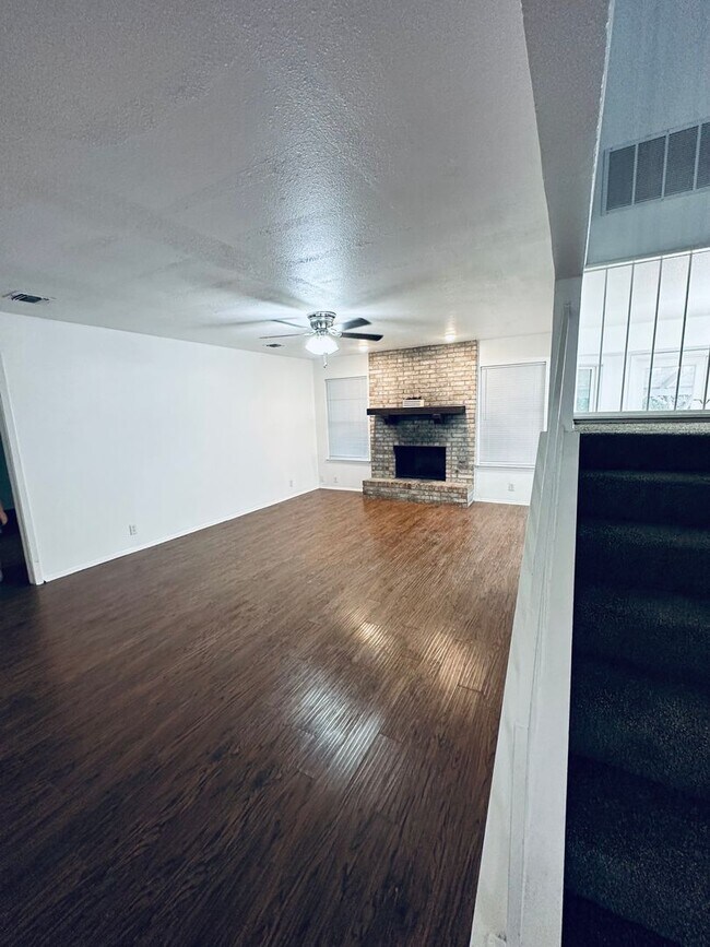 Building Photo - Easy access to Ft. Sam, downtown