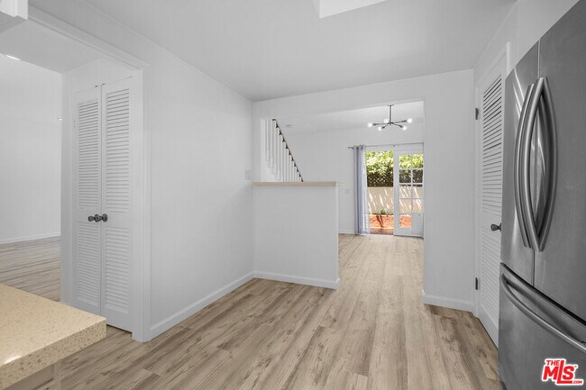 Building Photo - 212 S Hamilton Dr