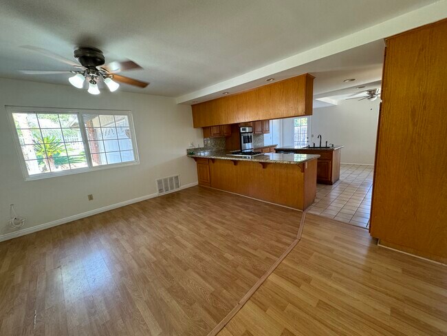 Building Photo - 1725 Hillcrest Ln
