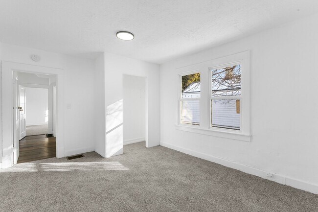 Building Photo - 3042 Greenwood Ave