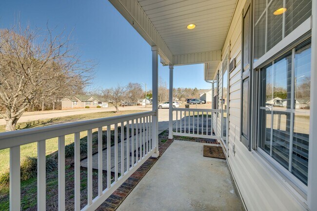 Foto del edificio - Nicely updated and well-maintained 3 bedro...