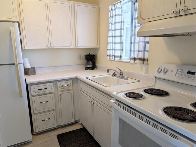 Building Photo - 2340 Canal Dr